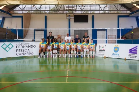 El alcalde, Alfredo Gonçalves Ferreira, junto a Nayra Pérez, Antonio Rodríguez, las jugadoras y el equipo técnico del Guía CDV Universidad Fernando Pessoa Canarias (3)