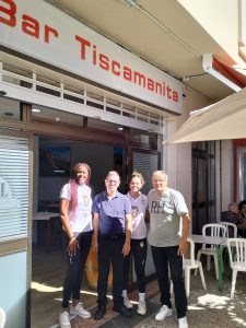 Jugadoras y Presidente del CDV Guía junto al representante del Bar Restaurante Tiscamanita